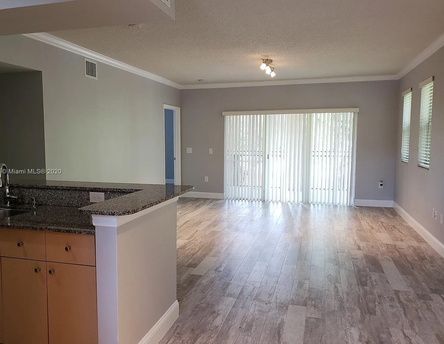 2 bed, 1072 sqft, $2,300 — Photo 4