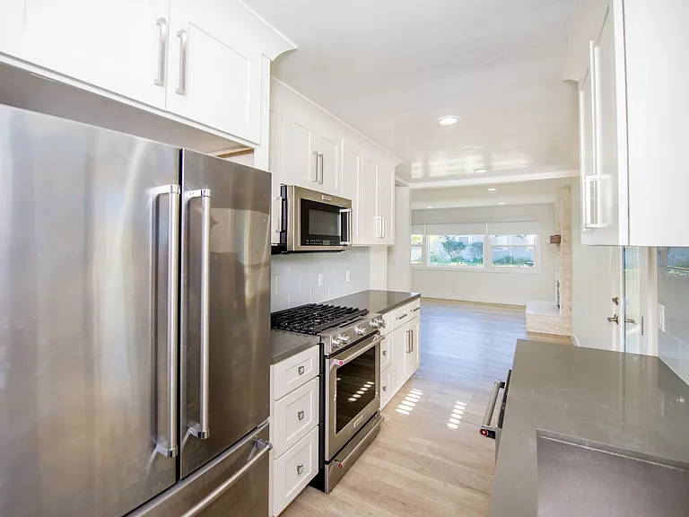 2253 Elden Ave — Photo 13
