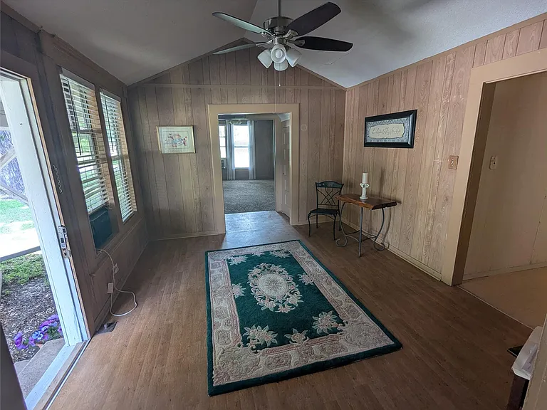 1319 Grace St — Photo 12