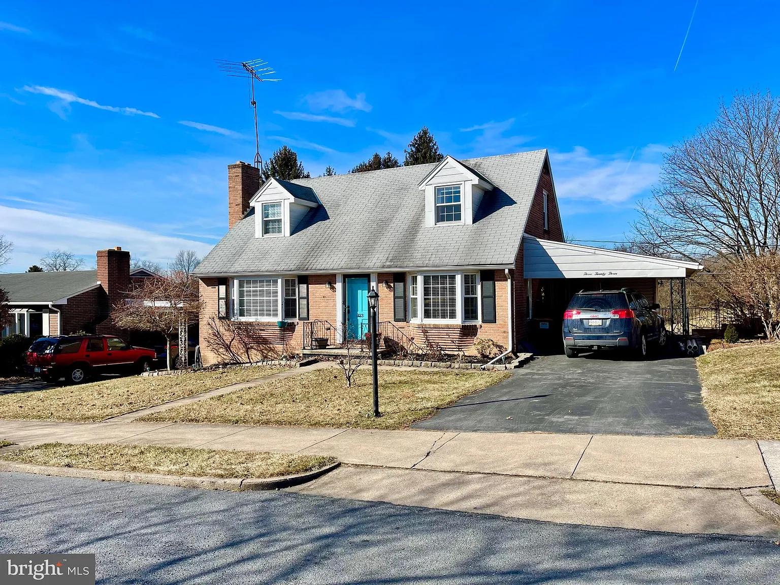 323 Grandview Ave photo 1