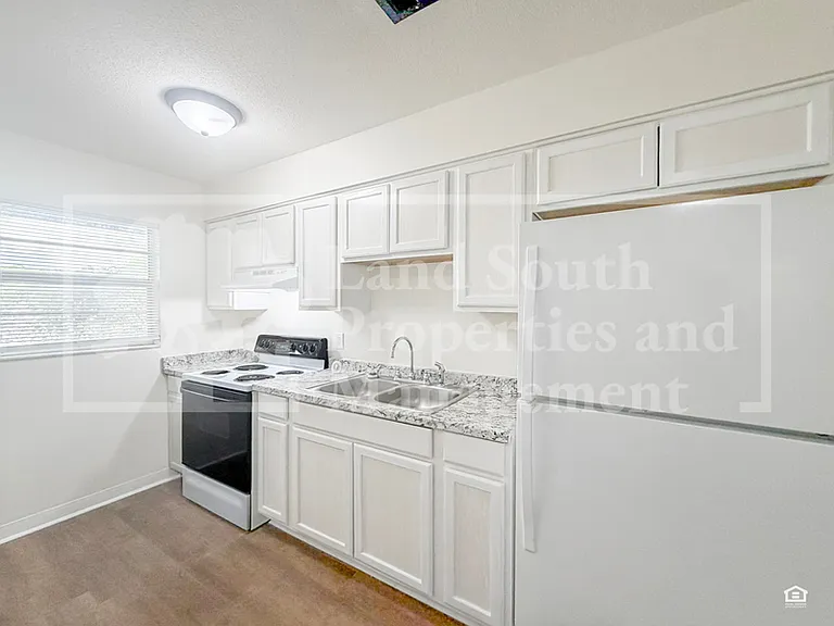 929 Lexington St — Photo 6