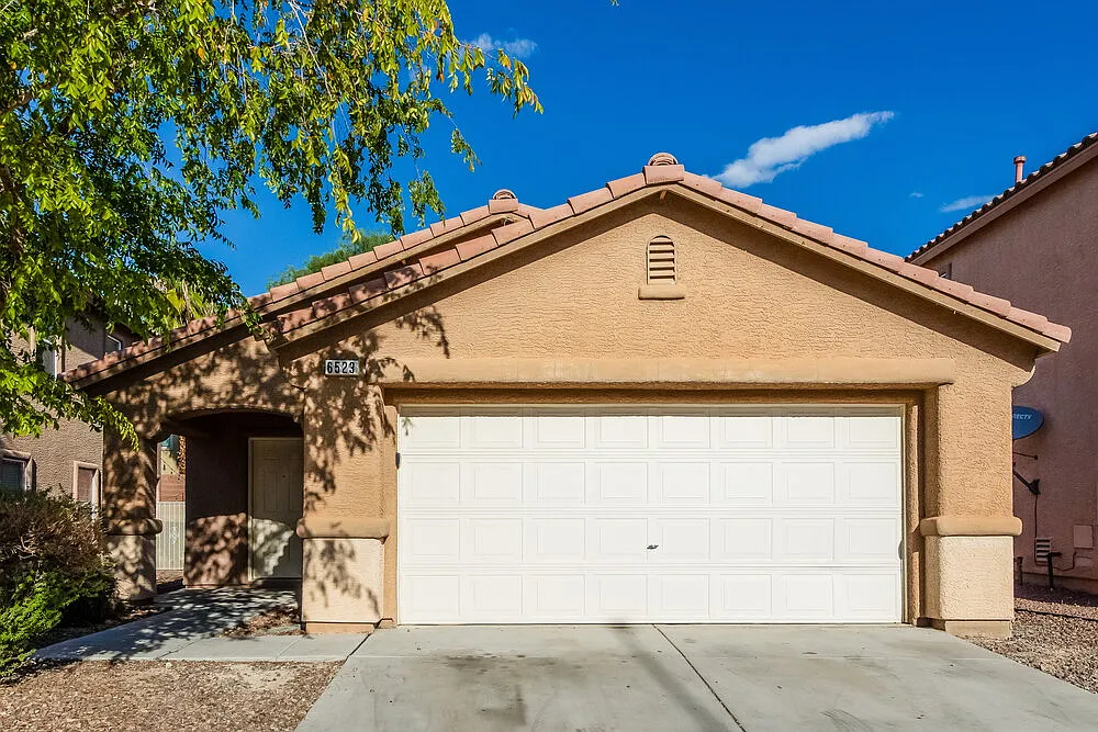 3 bed, 2.0 bath, 1235 sqft, $2,040 — Photo 1