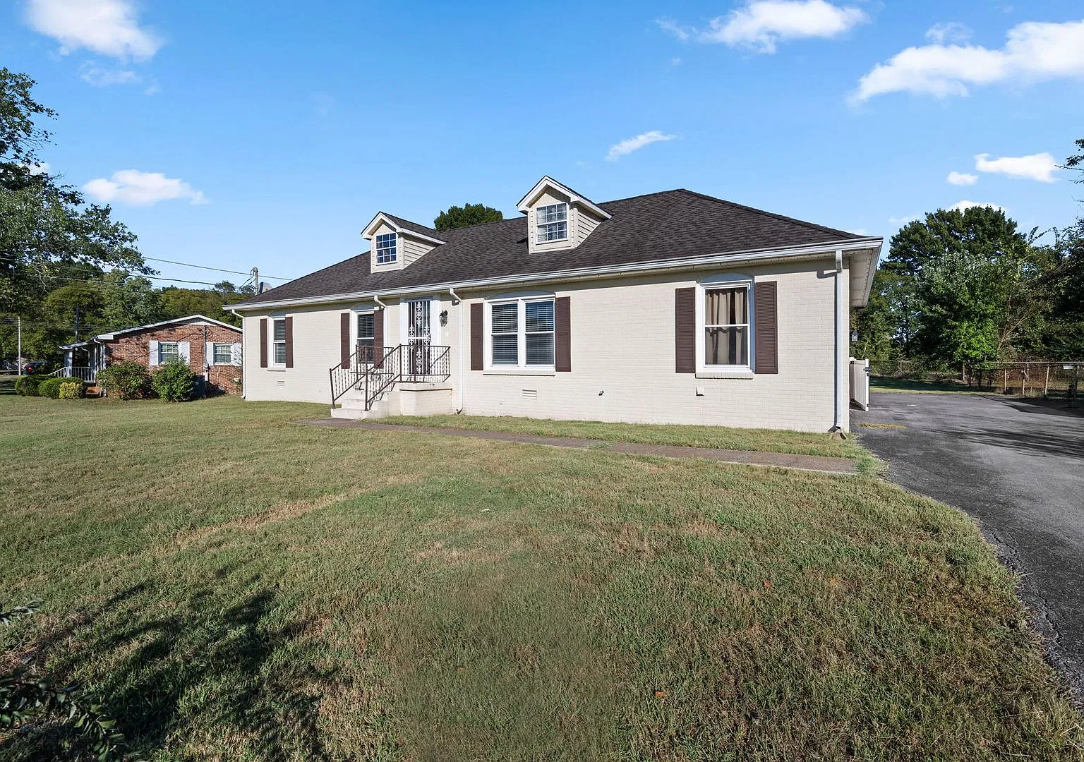 420 Ross Dr — Photo 3