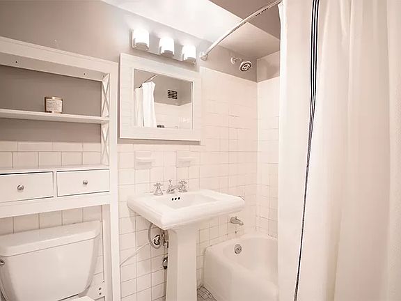 4th image of 440 E 62nd St APT 4H