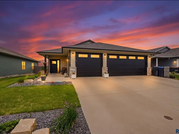 217 Devitt Dr, Harrisburg, SD 57032