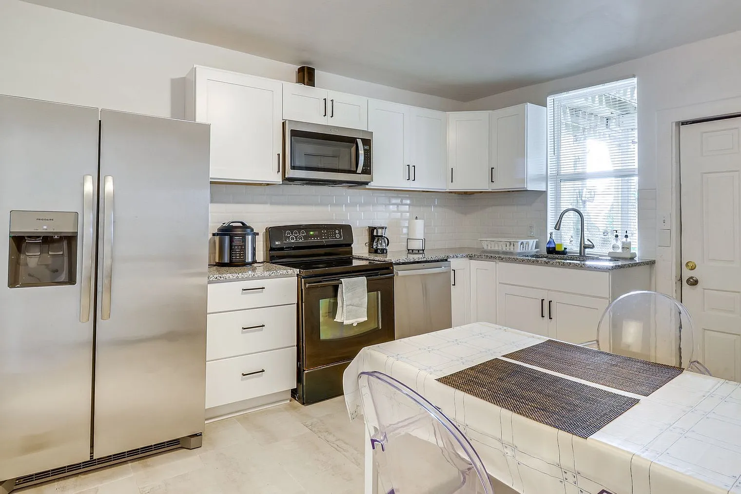 2 bed, 1.0 bath, 893 sqft, $2,007 — Photo 4