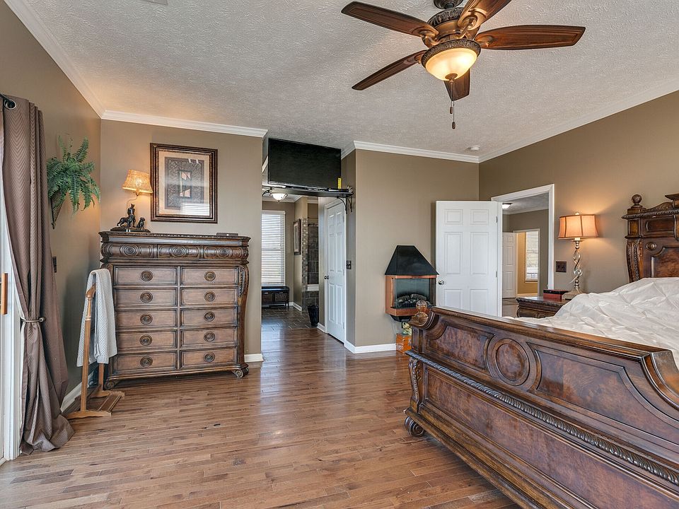 25th image of 327 Stoneybrook Rd
