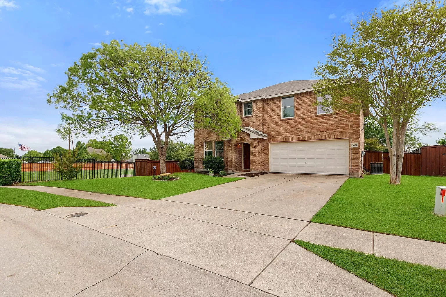 3 bed, 2.5 bath, 2306 sqft, $2,500 — Photo 2