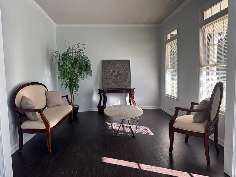 526 Matthew Dr — Photo 2