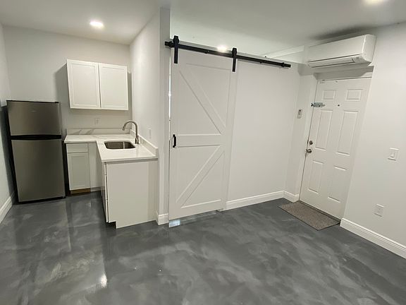 5th image of 2120 Clematis St #B