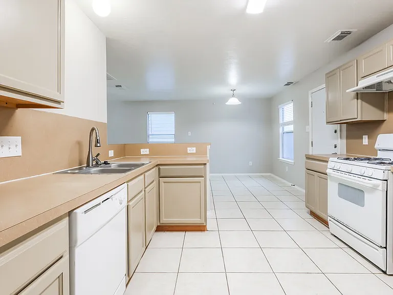 21243 Linden House Ct — Photo 9