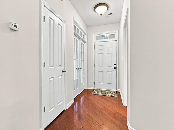 5th image of 114 Brookview St
