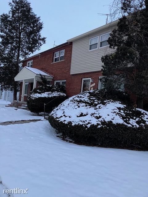 9510 outside front with neighbors house