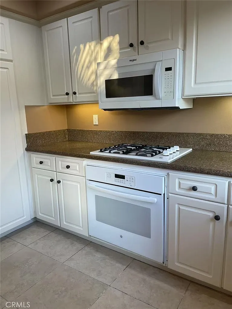 3 bed, 2.5 bath, 1345 sqft, $4,000 — Photo 3