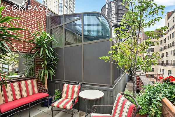 Sold by Compass | media 21