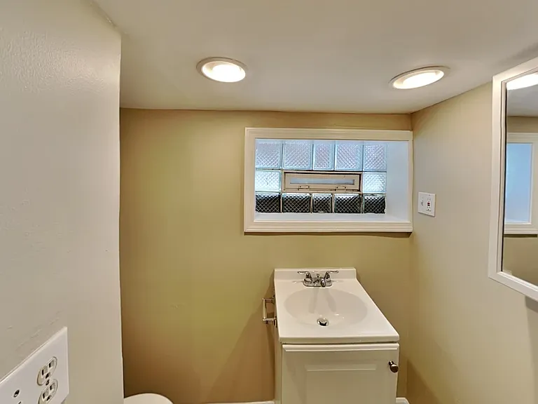 2831 N Austin Ave — Photo 2