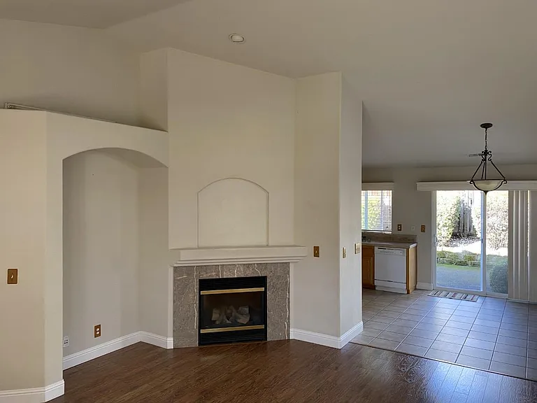 490 Briarwood Dr — Photo 3