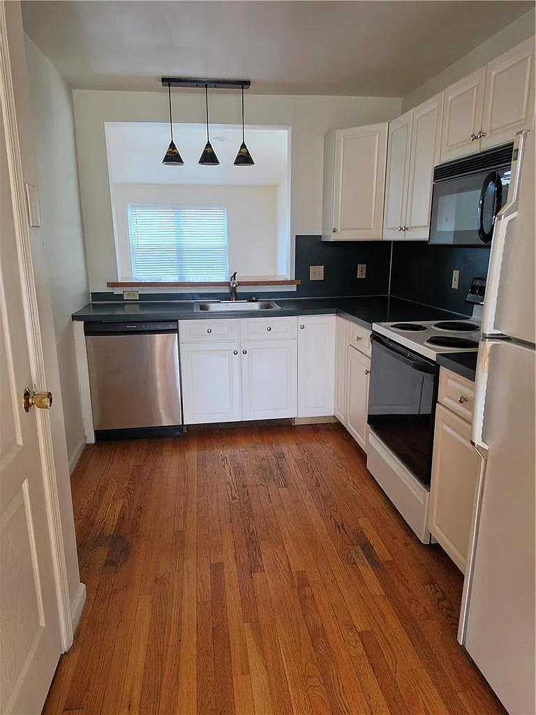 3 bed, 2.5 bath, 1658 sqft, $2,550 — Photo 2