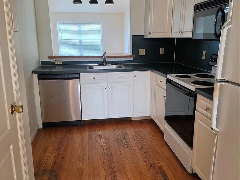 325 Oxford Pl #325 — Photo 2