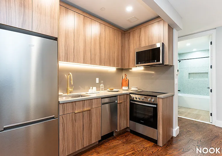 31-61 Vernon Blvd #5X — Photo 2
