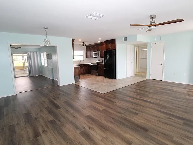 1104 Desert Hills Dr — Photo 3