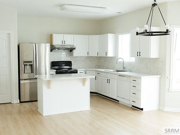 3rd image of 580 Cook St