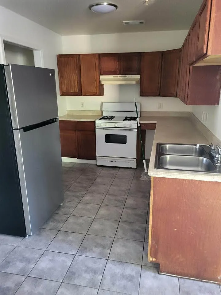 2 bed, 1.5 bath, 900 sqft, $845 — Photo 2