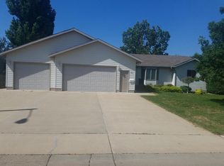 911 17th St E, Dickinson, ND 58601