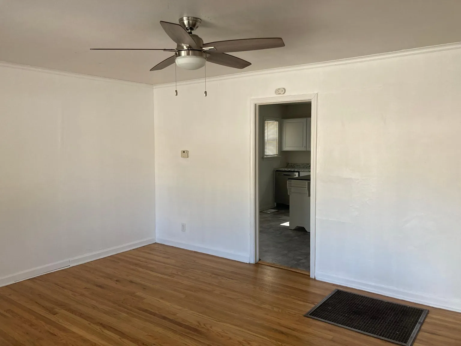 3 bed, 1100 sqft, $1,900 — Photo 2