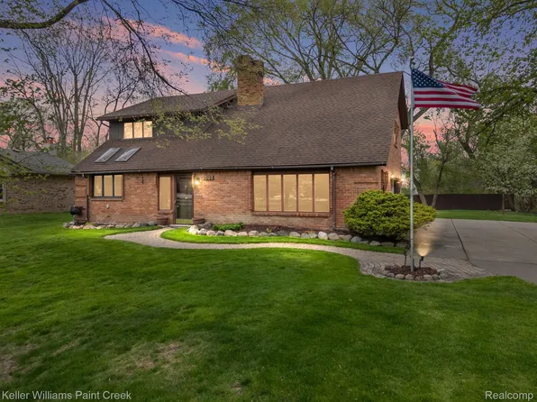 207 Leetonia Dr, Troy, MI 48085