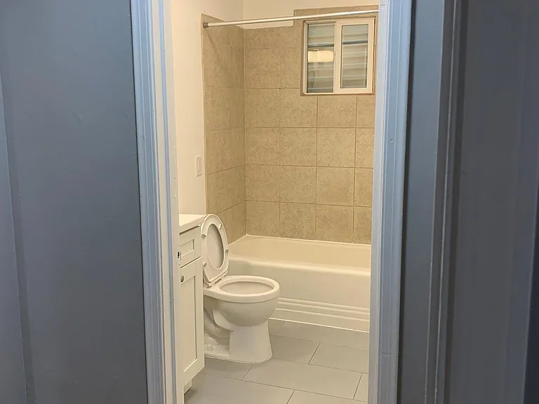 1096 Montgomery Ave — Photo 10