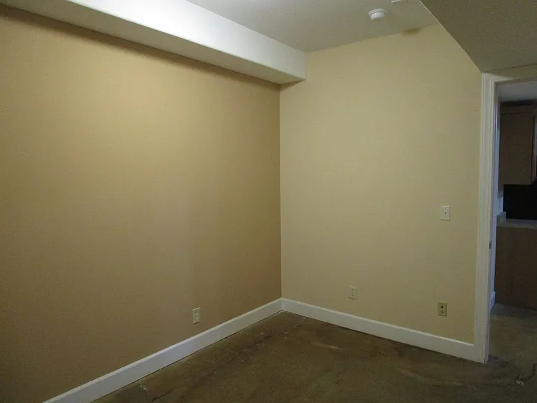 810 E Broadway — Photo 17