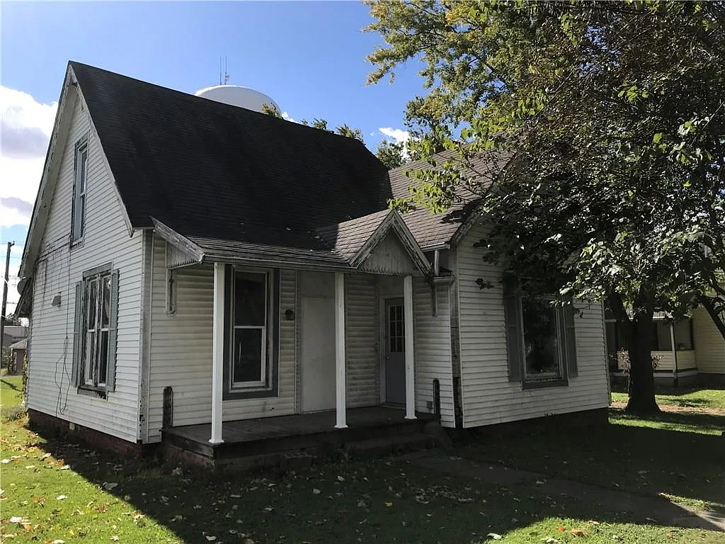 411 E College St photo 1