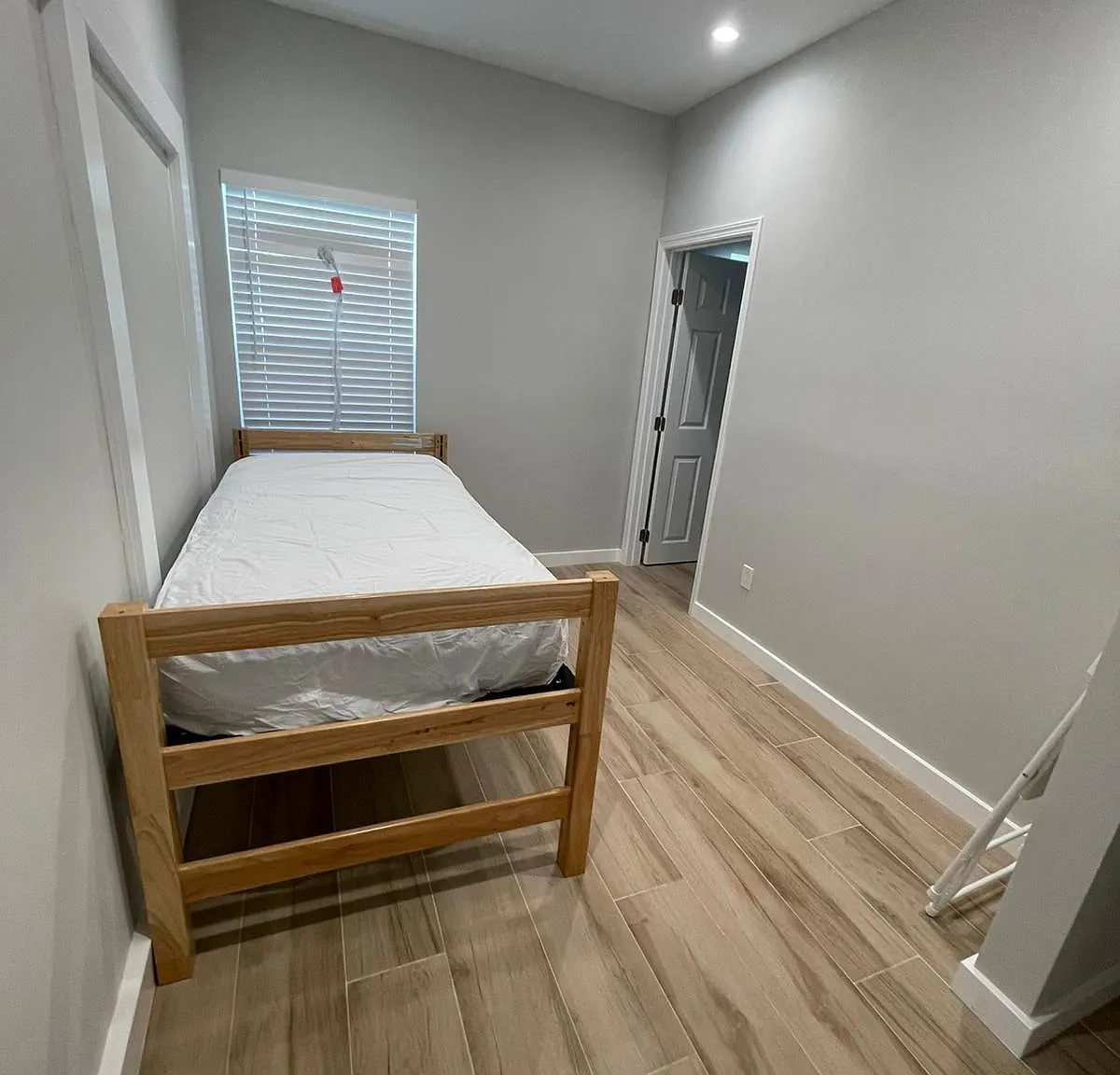 11 bed, 2200 sqft, $850 — Photo 2