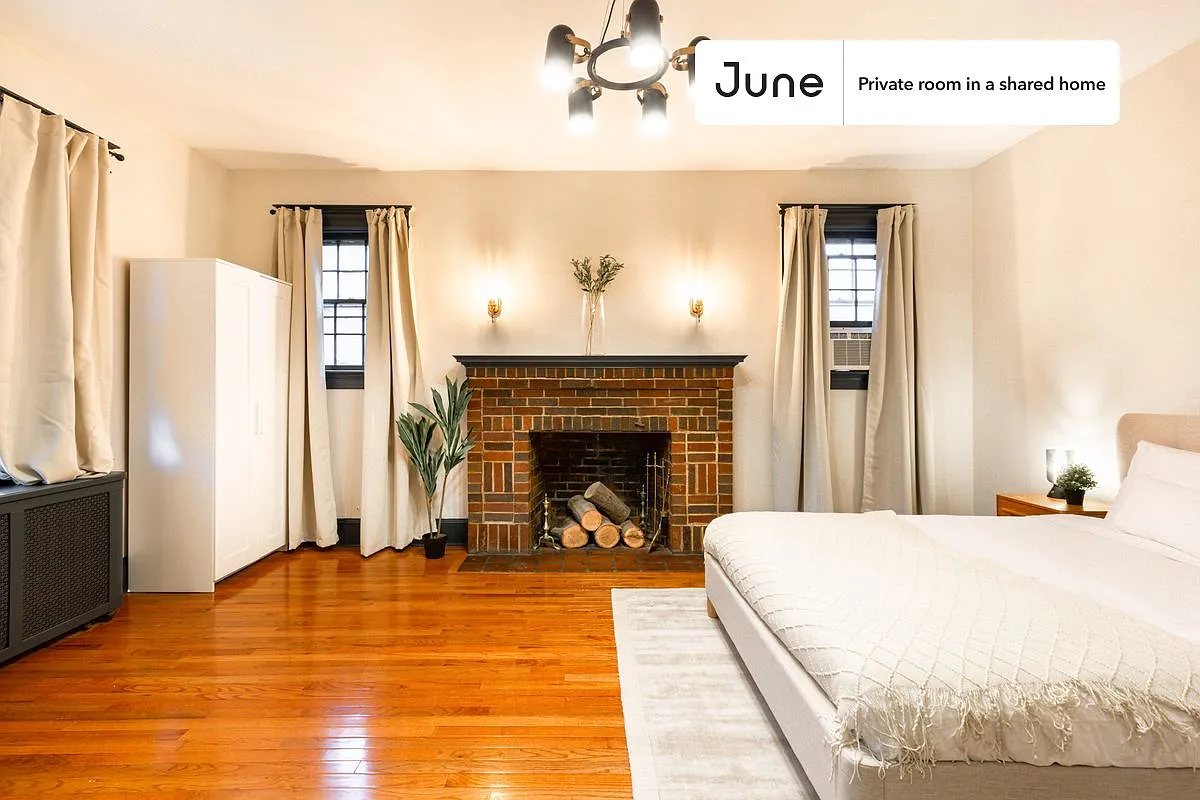Queen bedroom in 5 bed/2 bath home in Cleveland Park #333 A — Photo 2