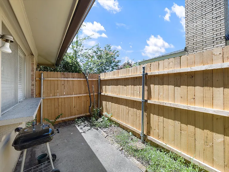 2413 Village Green Dr — Photo 20