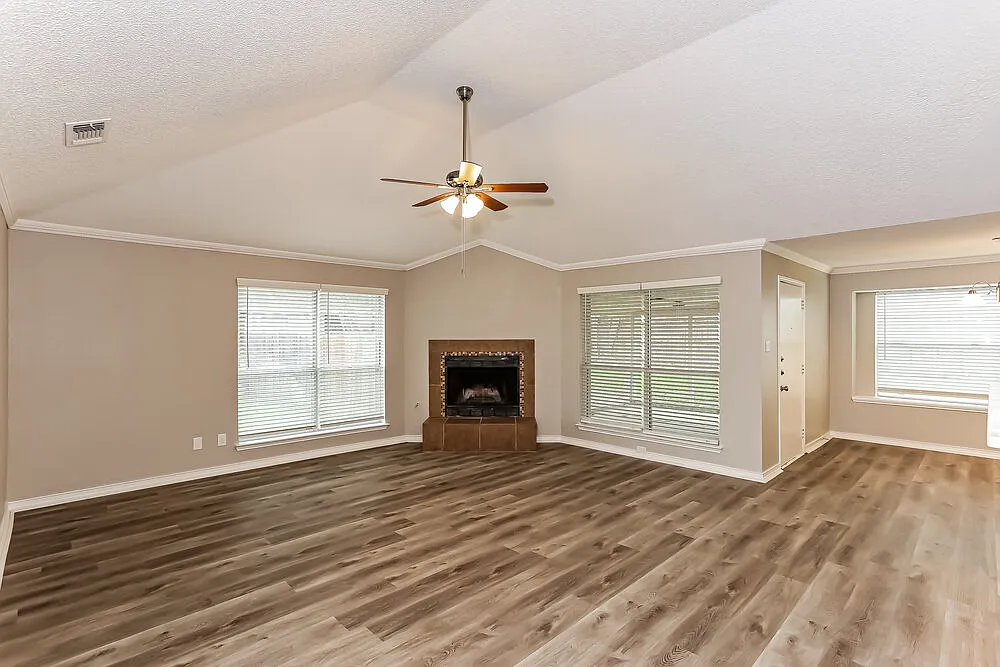 3 bed, 2.0 bath, 1526 sqft, $2,440 — Photo 3
