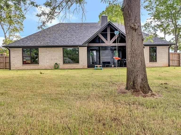 12109 Oak Grove Dr — Photo 2