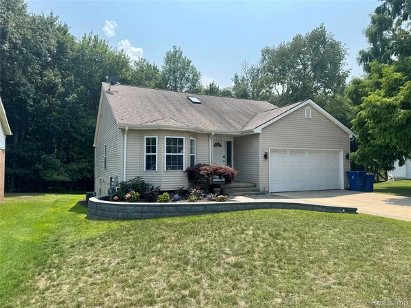 513 River Ridge Dr, Waterford, MI 48327