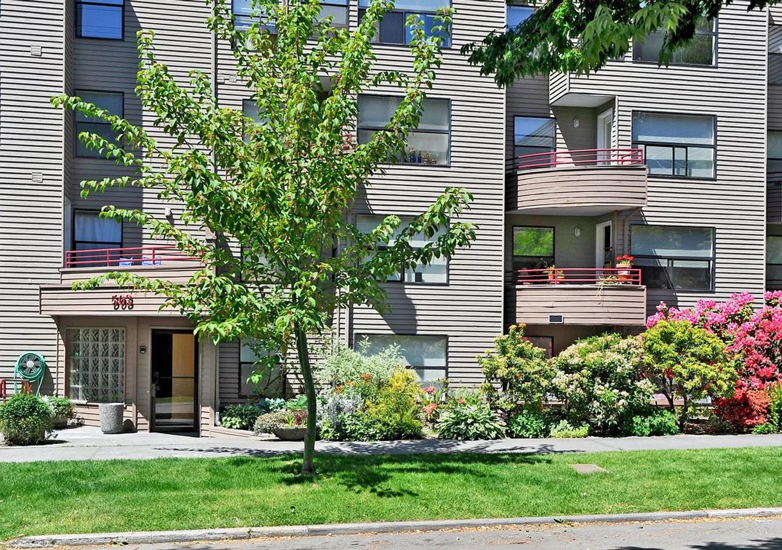 Washington Court — Photo 1