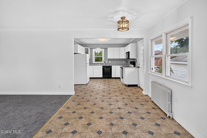 4th image of 36 Pleasantview Avenue
