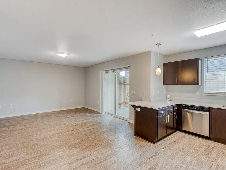 Queen Court Apartments — Photo 37
