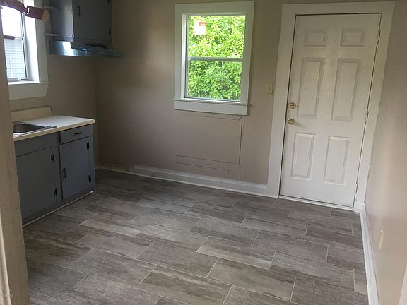 4th image of 1021 Oakdale St