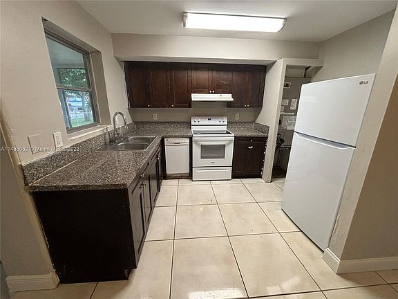 3rd image of 871 Scott Dr
