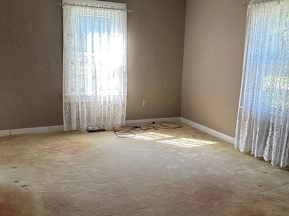 4th image of 205 E Walnut St