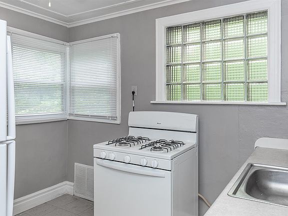 5th image of 2627 15th Ave