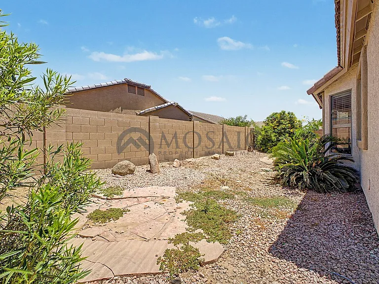22360 E Via Del Rancho — Photo 35
