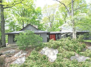 96 Round Hill Dr, Briarcliff Manor, NY 10510