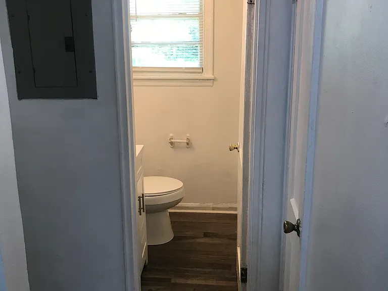 1221 Ferndale Ln — Photo 6