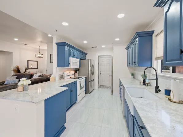 305 Maverick Trl, Oak Pt, TX 75068